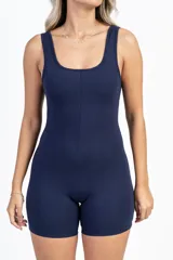 Enterito corto azul marino ajustado al cuerpo, con escote cuadrado y breteles anchos.