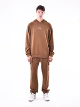 Buzo hoodie gris con bolsillo canguro y capucha con cordones ajustables. Diseño holgado con puños y cintura acanalados.