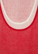 Top rojo de tejido de punto fino, con cuello redondo y tirantes anchos. Diseño recto y sin mangas. Incluye una remera blanca debajo.