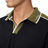 Remera negra de corte clásico con cuello polo, mangas cortas con ribete blanco y detalle de franja verde en los hombros.