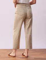 Jean recto color beige, marca Djeans, con tres bolsillos delanteros y dos traseros.