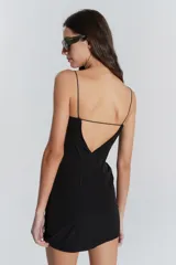 Vestido corto negro de gabardina liviana con frunce en el delantero y espalda descubierta.
