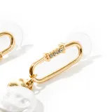Aros colgantes dorados con forma de clip decorado con strass, dije redondo dorado y perla blanca irregular.