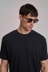 Remera color crema de corte recto y manga corta.