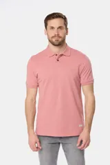 Remera polo azul de piqué liso, con cuello de rib y botones personalizados.