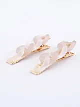 Set de dos broches para el pelo con forma de cadena color crema y detalles dorados.