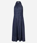 Vestido midi de jeans azul, con frente única, sin mangas y espalda descubierta.