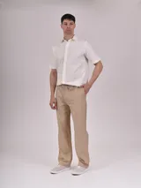 Pantalón negro de corte recto con cintura elástica ajustable con cordón.