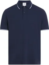 Chomba azul marino de corte slim, con cuello polo y tapeta de dos botones. Presenta ribete blanco en cuello y puños, y logo CK bordado en el pecho.