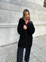 Cardigan tejido oversize color negro, con bolsillos plaqué lisos.