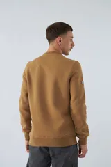 Buzo gris melange de algodón con cuello redondo, puños y cintura acanalados. Estampado frontal con el logo de la marca.