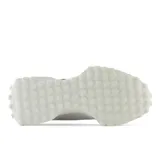 Championes urbanos New Balance modelo 327, color gris claro, confeccionados en gamuza y malla, con logo "N" característico en los laterales y suela con relieve inspirada en la zapatilla de trail 355.