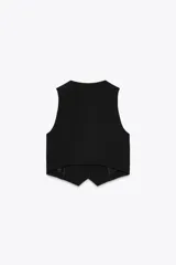 Chaleco negro de vestir con escote en pico, sin mangas y cierre frontal con botones.