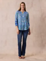 Blusa estampada marca Ruby Rd, con cuello redondo y escote en V con aplique metálico. Mangas ¾ con aplique de crochet.