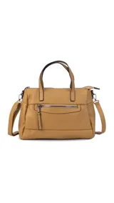Cartera color ocre con doble asa corta y correa larga regulable. Presenta un bolsillo frontal con cierre y bolsillos interiores.
