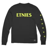 Remera negra de manga larga con logo de la marca Etnies estampado en amarillo en el pecho y logos repetidos en la manga.