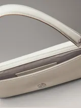 Cartera de hombro Calvin Klein color blanco con logo CK plateado.