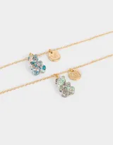 Set de dos collares dorados con dije de oso de goma multicolor y dije de moneda dorada.