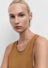 Vestido largo de tejido de punto fino color camel, sin mangas y con cuello redondo. Presenta un corte evasé que se ajusta al cuerpo en la parte superior y cae con vuelo en la falda.