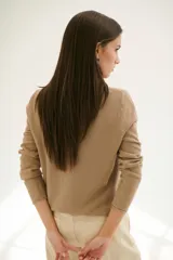 Sweater azul de tejido de punto con cuello redondo y mangas largas.