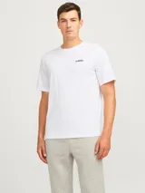 Camiseta blanca de manga corta y cuello redondo con logo 'JJ Rebel' estampado en el pecho.
