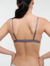 Bralette negro con breteles finos y corte triangular.