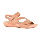 Sandalias bajas color piel con tiras de cuero texturizado y ajuste con velcro.