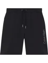 Short deportivo negro de algodón orgánico, con cintura elástica ajustable con cordón, bolsillos laterales y logo de Calvin Klein bordado en la pierna derecha.