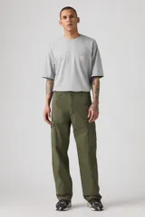 Pantalón cargo verde militar, de corte holgado, con bolsillos laterales con solapa y bolsillos traseros.