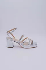 Sandalias plateadas de cuero con plataforma y taco cuadrado.