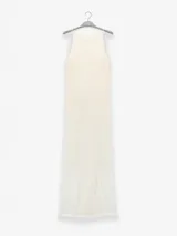 Vestido largo tejido color crudo, con cuello halter, espalda baja y abertura lateral.