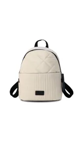Mochila de tela color blanco con diseño capitoneado en la parte superior y textura tipo telar en la parte inferior. Tiene correas negras ajustables, asa superior y bolsillo frontal amplio. Incluye compartimento interno para iPad.