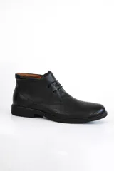 Bota de cuero color marrón oscuro, de caña media, con cordones y suela plana.