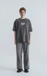 Remera negra con efecto nevado, de manga corta y cuello redondo. Estampa frontal con la leyenda "RAVE ART" en letras blancas.