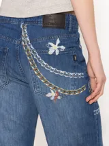 Pantalón de jean de corte recto y tiro medio, confeccionado en tejido liviano que combina algodón y lino. Estampa exclusiva que simula cadenas y charms.