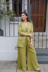 Conjunto de blazer, chaleco y pantalón color verde pistacho. El blazer es de corte clásico con solapas y cierre de dos botones. El chaleco es entallado con cierre de botones. El pantalón es de corte palazzo.