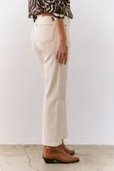 Pantalón negro de corte recto con costuras visibles y diseño de cinco bolsillos.
