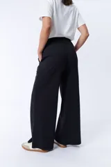 Pantalón deportivo ancho negro con cintura elastizada y cordón ajustable.