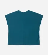 Blusa tipo muscle tee color turquesa, hecha en ribana de viscosa y poliéster, con escote redondo y sin sisas.