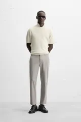 Pantalón de vestir gris oscuro, corte slim fit, con bolsillos laterales y traseros con botón.
