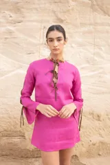 Vestido corto de lino 100%, con mangas acampanadas y detalles de cintas en el escote.
