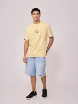 Remera blanca de algodón con estampa en la espalda con el logo de Rusty y la leyenda 'Since chasing surf records 1985'.