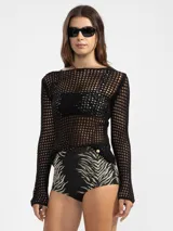 Sweater de tejido calado negro, con manga larga y cuello bote.