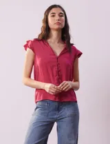 Camisa color ladrillo de satén, marca Alex & Lili. Cuello a la base con solapa, escote en V, apertura central con botones y sisas con volados.