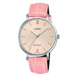 Reloj analógico Casio para mujer, con caja plateada de 40mm de diámetro, esfera color salmón con agujas plateadas y correa de cuero rosa con textura. Resistente al agua hasta 30 metros.