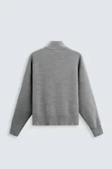 Jersey azul marino de punto, corte regular, cuello alto con cremallera, manga larga y terminaciones en rib.