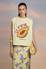 Musculosa color beige con estampado de una papaya y la frase 'Le Papaie dolcezza tropicale'.