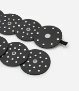 Cinturón largo negro con discos unidos y tachuelas plateadas.