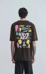 Remera negra con efecto gastado, cuello redondo y estampado frontal con la leyenda 'Rave Art' en color blanco.