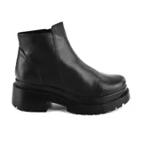 Bota corta de cuero negro, con plataforma y taco cuadrado.